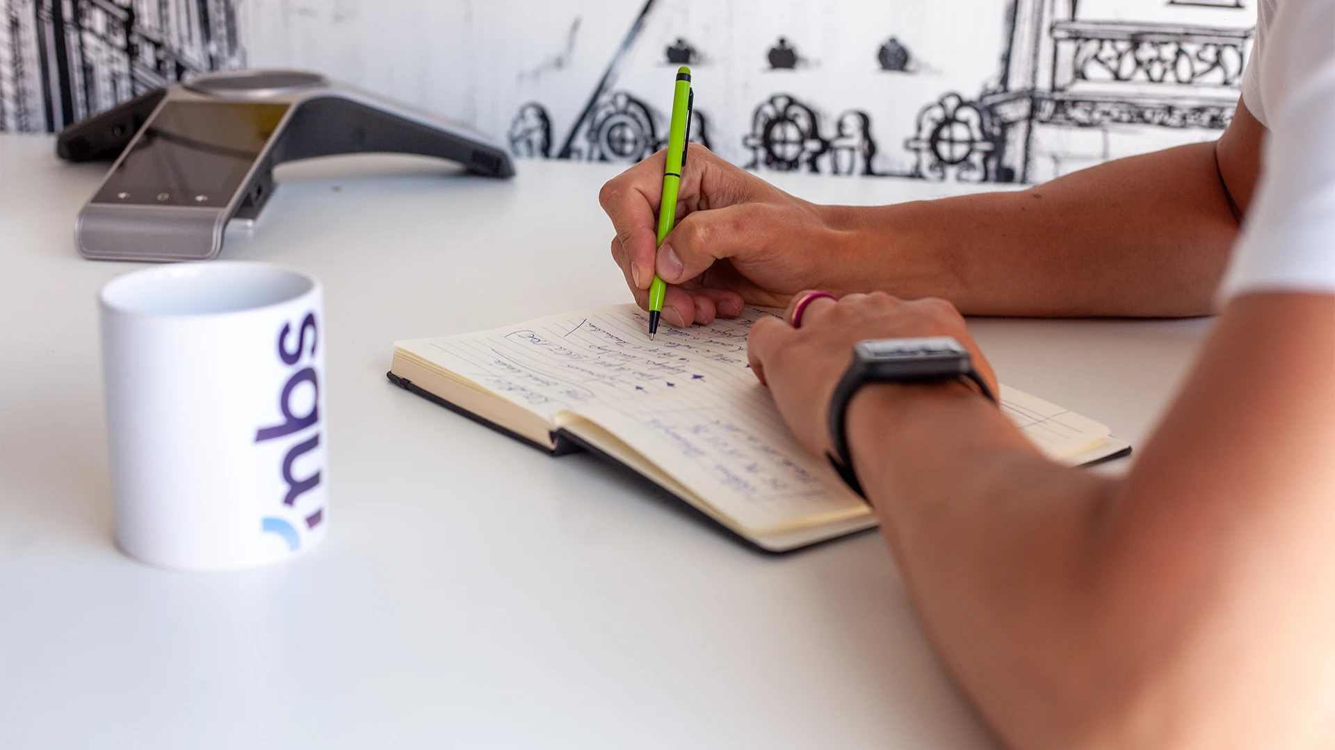 Agence MBS chef de projet en train de prendre des notes en réunion de travail