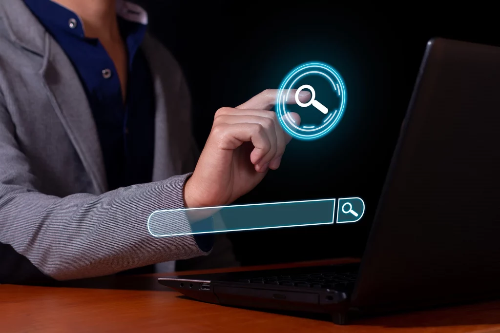 homme tapant dans un moteur de recherche