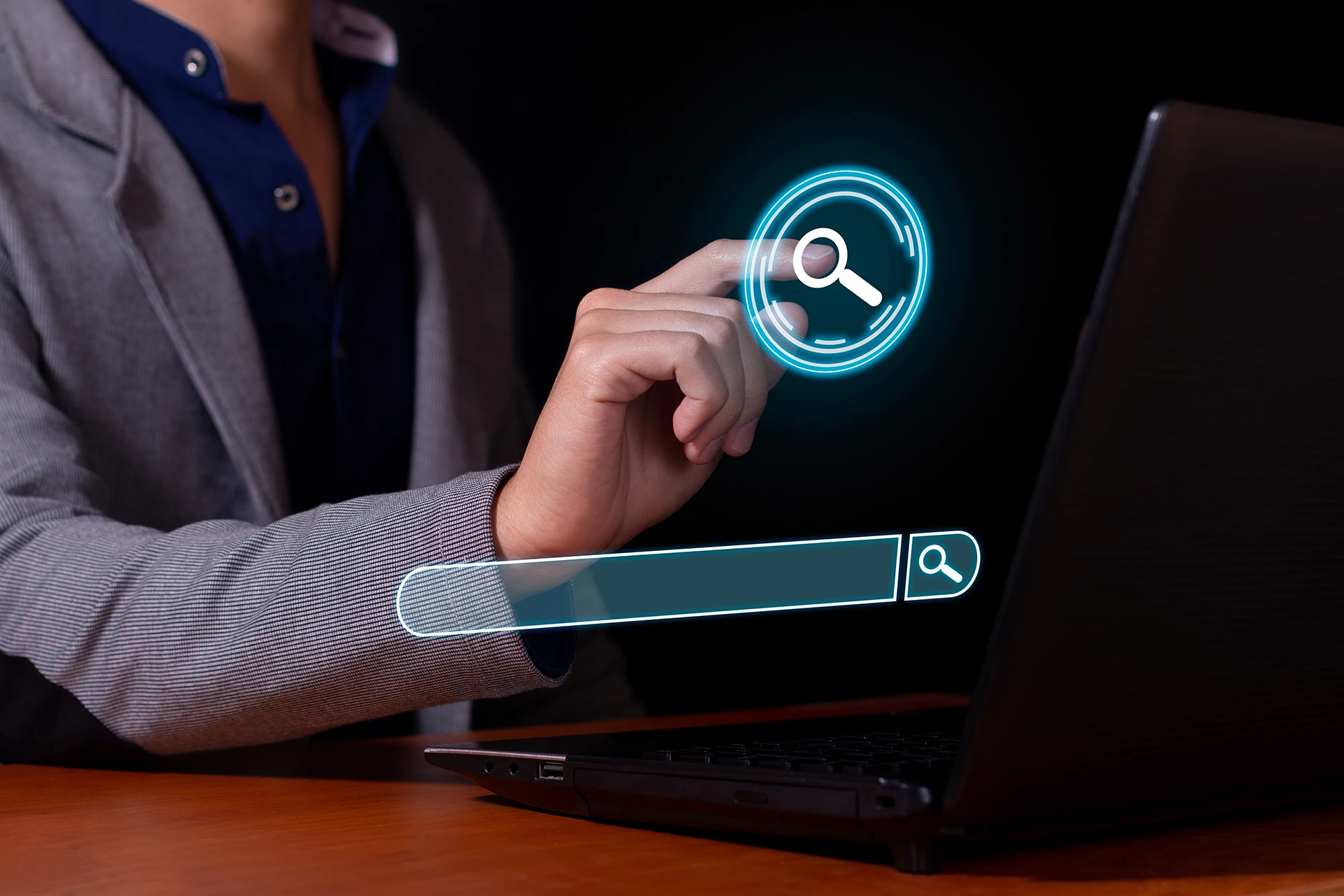 homme tapant dans un moteur de recherche