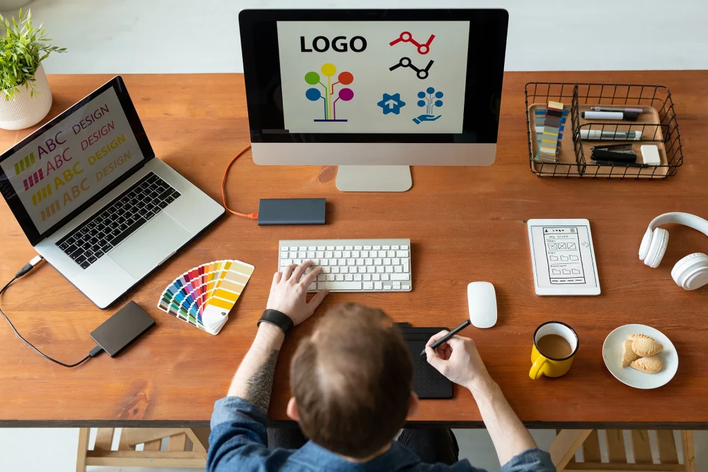 logo designer au travail