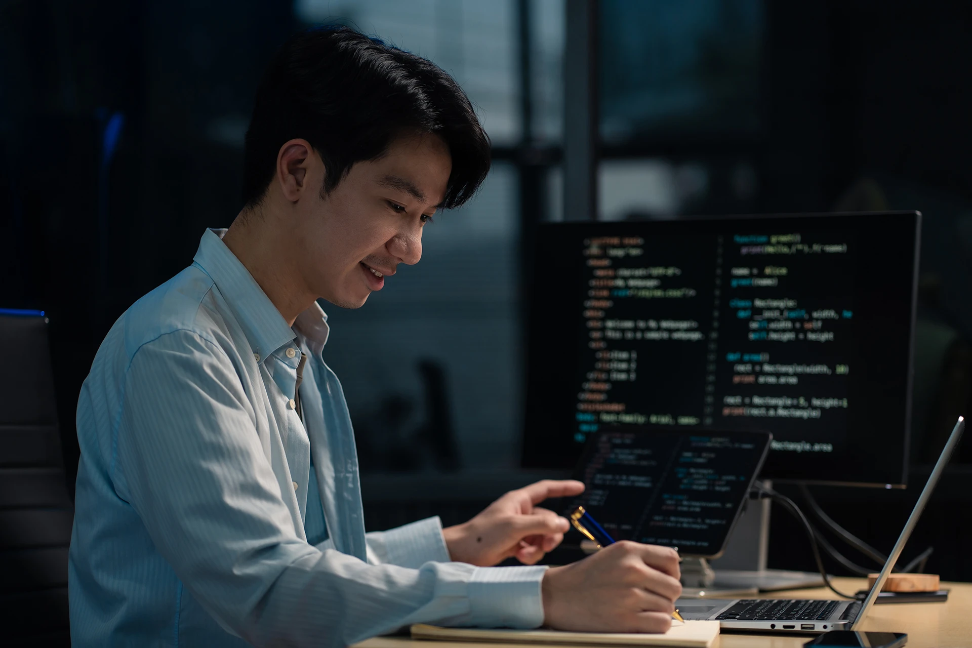 programmeur de développement masculin travaillant sur un site web, un logiciel et une technologie de codage